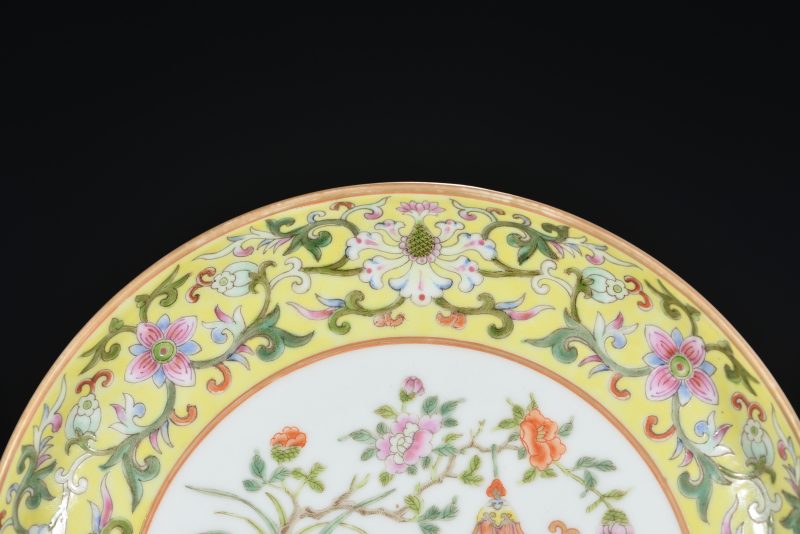 清 粉彩花卉开光博古图纹盘 - 图3