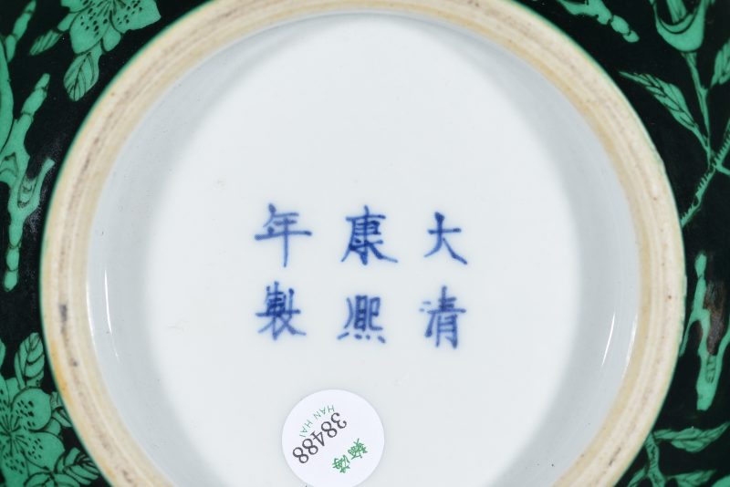 明 墨地绿彩瑞兽纹玉壶春瓶 - 图7
