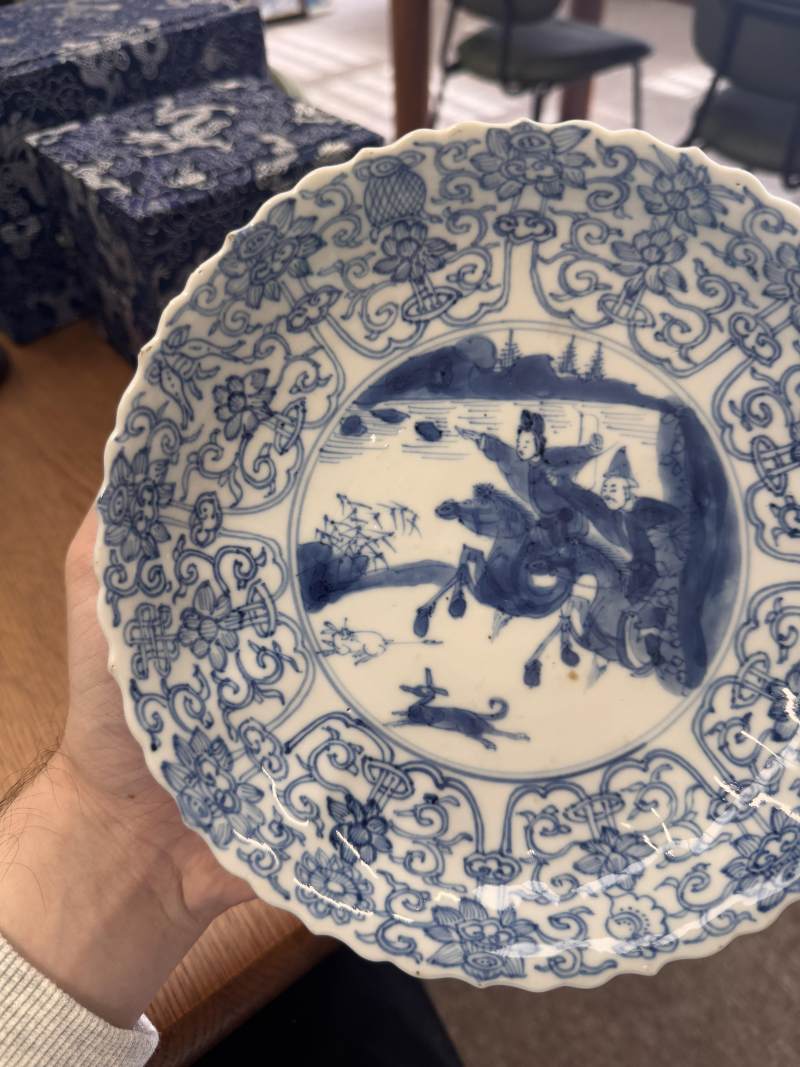 清康熙 青花狩獵圖盤 《大明成化年製》款 | Santos Collection | A Chinese blue and white 'hunting scene' dish, Qing dynasty, Kangxi period - 图12