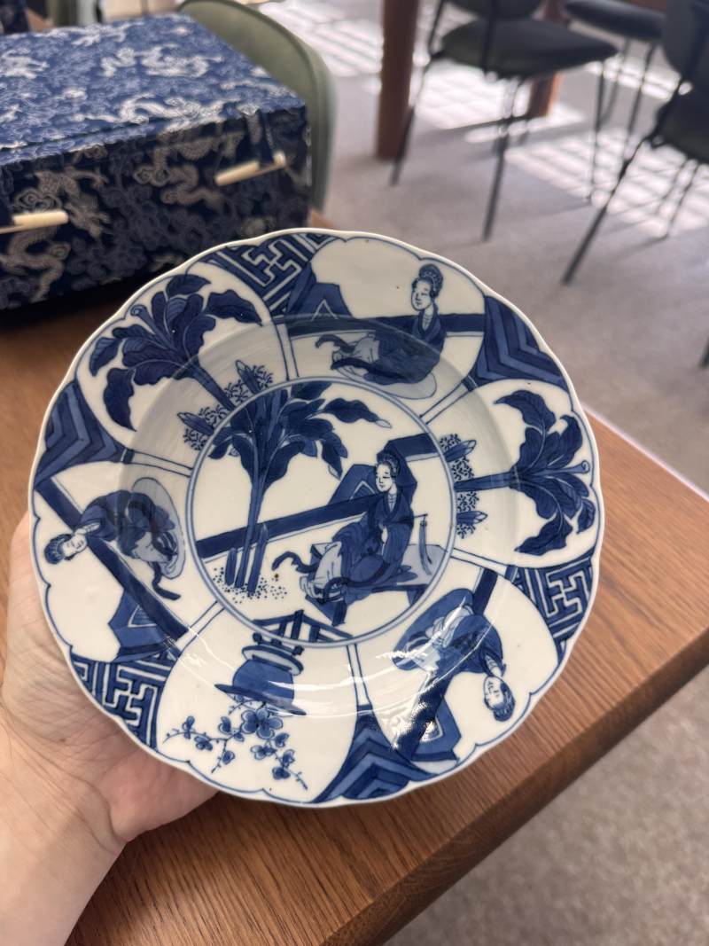 清康熙 青花長衣秀女圖盌一對 《大清康熙年製》款 | Santos Collection | A pair of Chinese blue and white 'Long Eliza' bowls, Qing dynasty, Kangxi mark and period - 图17