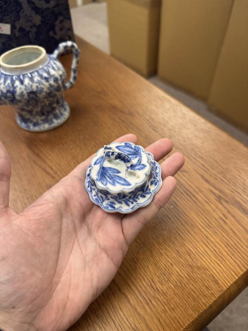 清康熙 青花竹節紋茶蓋壺 | Santos Collection | A fine Chinese blue and white 'bamboo' teapot and cover, Qing dynasty, Kangxi period - 图17