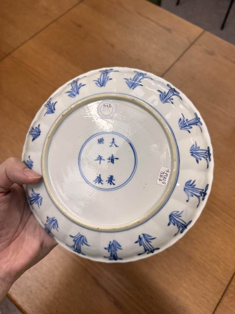 清康熙 青花人物故事圖盤 《大清康熙年製》款 | Santos Collection | A Chinese blue and white 'figural' dish, Qing dynasty, Kangxi period - 图8