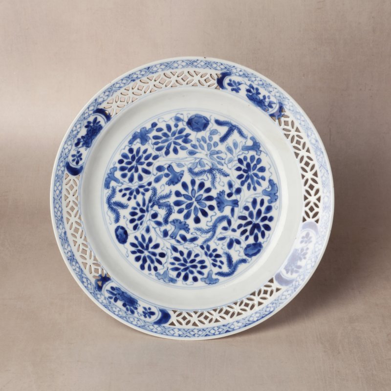清康熙 青花鏤空花卉紋盤 | Santos Collection | A Chinese blue and white reticulated dish, Qing dynasty, Kangxi period - 图1