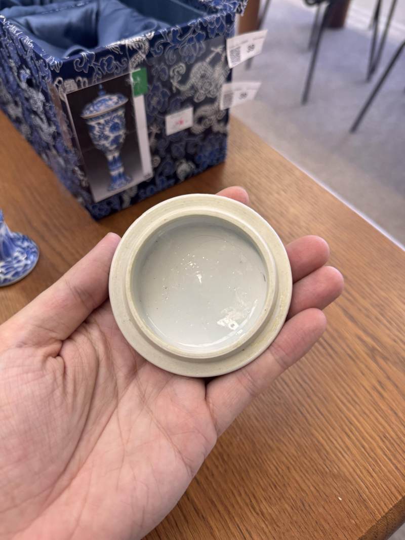 清康熙 青花花卉紋高足蓋盃 | Santos Collection | A Chinese blue and white goblet and cover, Qing dynasty, Kangxi period - 图3