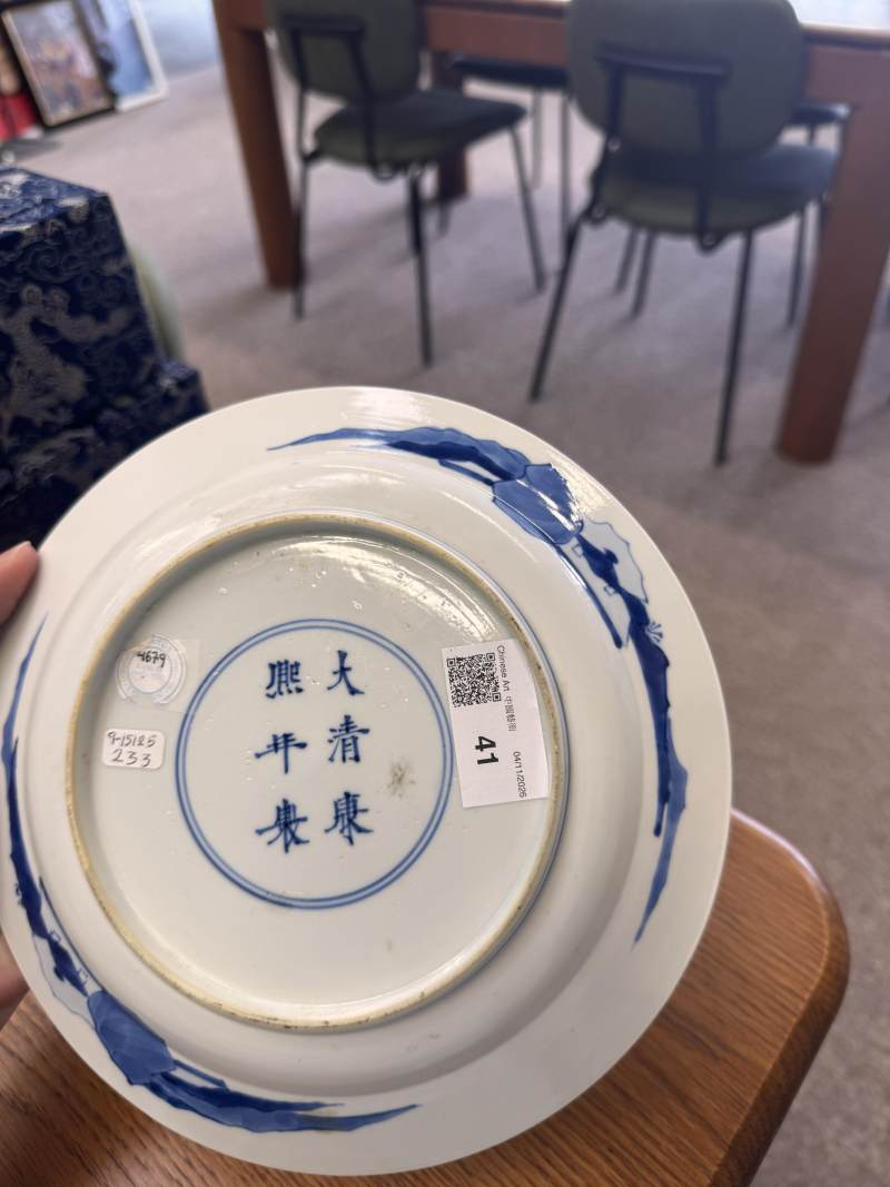 清康熙 青花仕女圖盤 《大清康熙年製》款 | Santos Collection | A Chinese blue and white 'ladies' dish, Qing dynasty, Kangxi mark and of the period - 图9