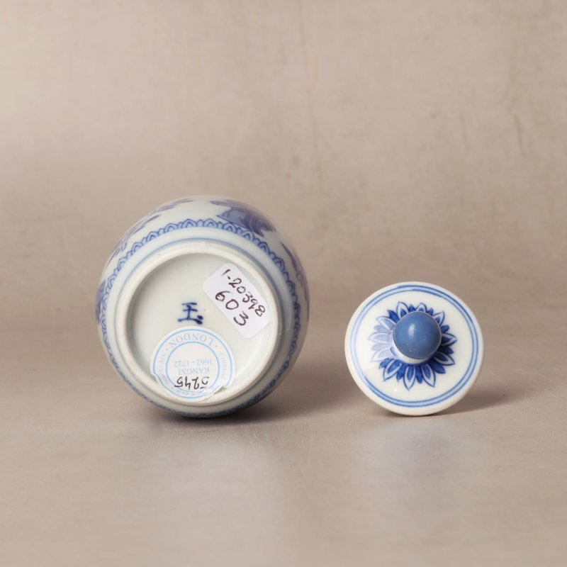 清康熙 青花仕女圖蓋罐 《玉》款 | Santos Collection | A fine Chinese blue and white 'ladies' jar and cover, Qing dynasty, Kangxi period - 图7