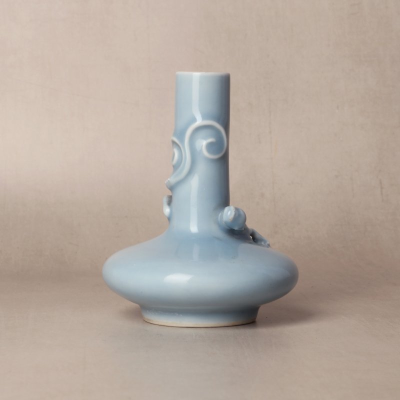 晚清／民國 天藍釉螭龍紋長頸瓶 《大清乾隆年製》款 | A fine Chinese monochrome clair-de-lune 'chilong' vase, late Qing dynasty / Republic period - 图4