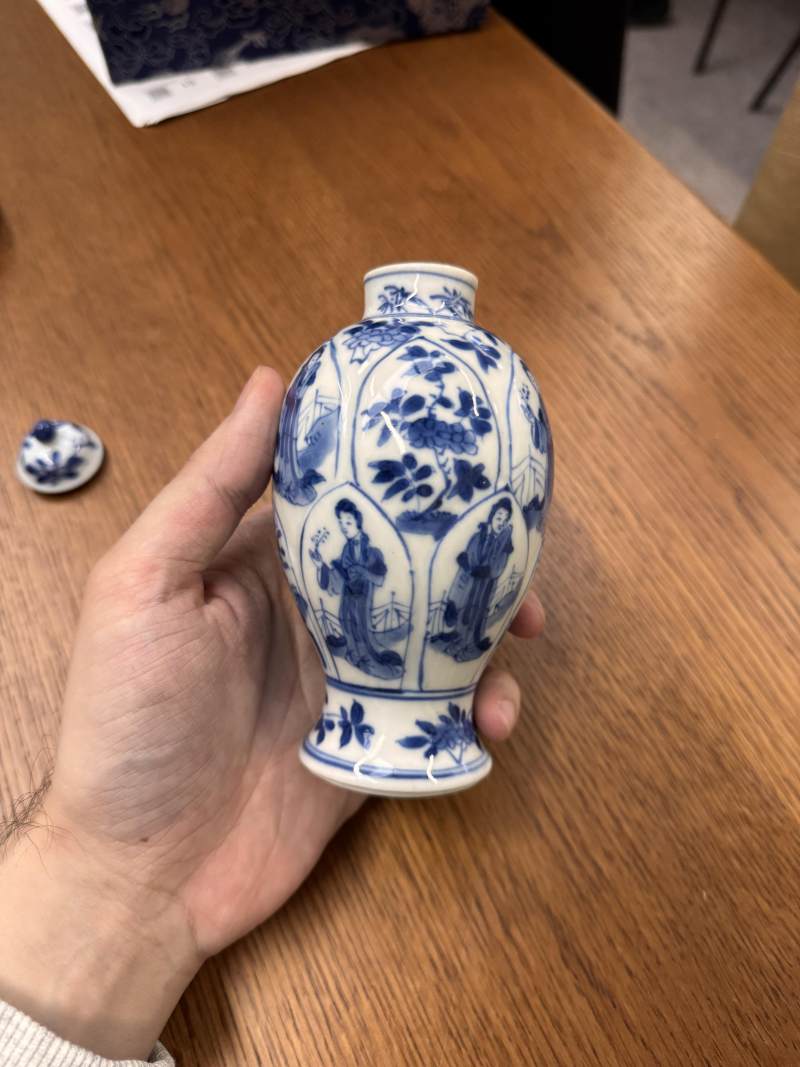 清康熙 青花仕女圖蓋罐 | Santos Collection | A Chinese blue and white 'ladies' jar and cover, Qing dynasty, Kangxi period - 图20