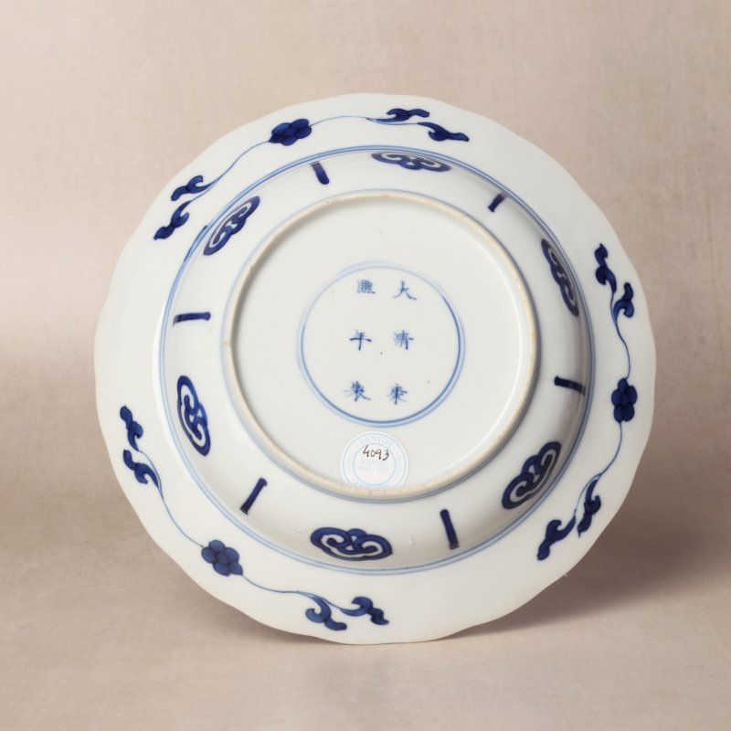清康熙 青花長衣秀女圖盌一對 《大清康熙年製》款 | Santos Collection | A pair of Chinese blue and white 'Long Eliza' bowls, Qing dynasty, Kangxi mark and period - 图18