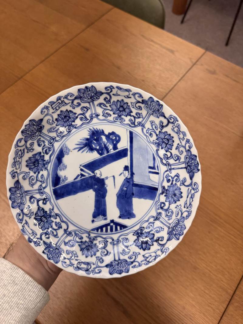清康熙 青花人物故事圖盤 《大清康熙年製》款 | Santos Collection | A Chinese blue and white 'figural' dish, Qing dynasty, Kangxi period - 图9