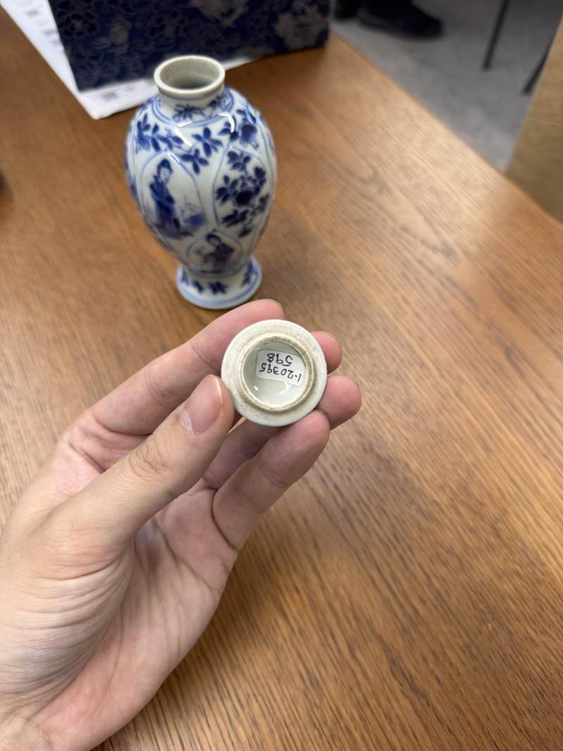 清康熙 青花仕女圖蓋罐 | Santos Collection | A Chinese blue and white 'ladies' jar and cover, Qing dynasty, Kangxi period - 图10