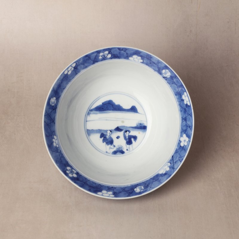 清康熙 青花仕女嬰戲圖折沿盌 《大清康熙年製》款 | Santos Collection | A Chinese blue and white klapmuts bowl, Qing dynasty, Kangxi mark and of the period - 图5