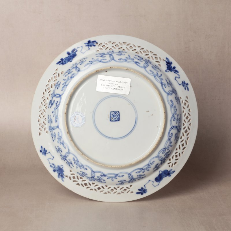清康熙 青花鏤空花卉紋盤 | Santos Collection | A Chinese blue and white reticulated dish, Qing dynasty, Kangxi period - 图2