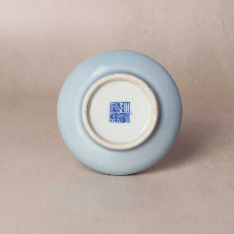 晚清／民國 天藍釉螭龍紋長頸瓶 《大清乾隆年製》款 | A fine Chinese monochrome clair-de-lune 'chilong' vase, late Qing dynasty / Republic period - 图5