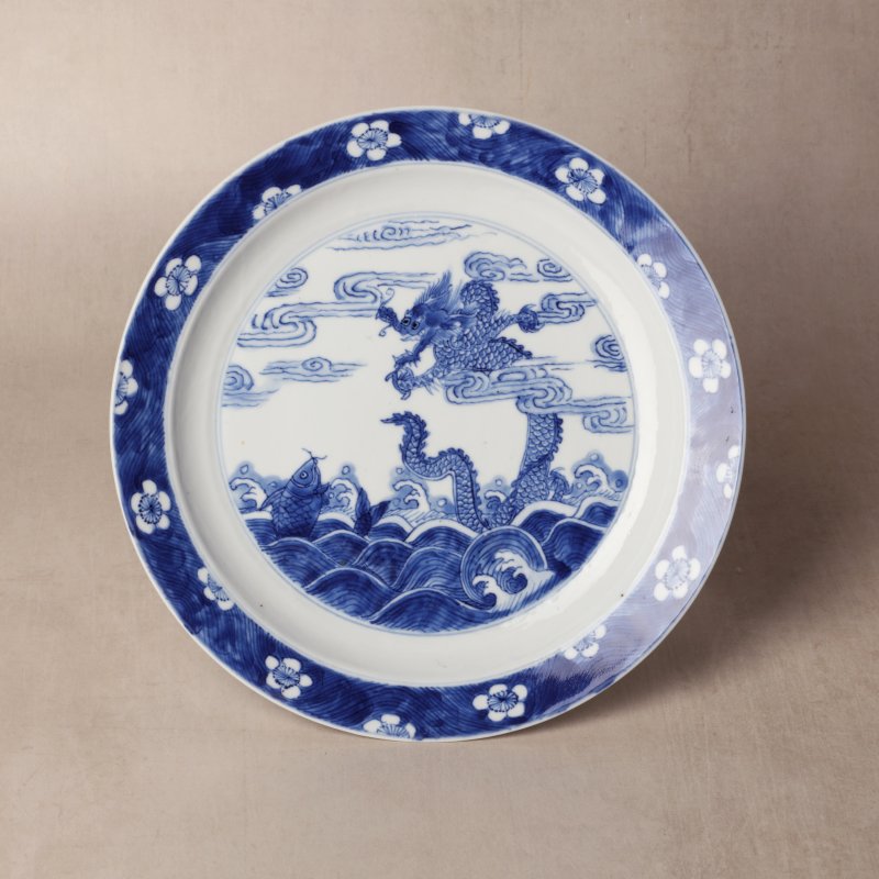 清康熙 青花龍鯉躍龍門圖盤 《大清康熙年製》款 | Santos Collection | A Chinese blue and white 'dragon and carp' dish, Qing dynasty, Kangxi mark and of the period