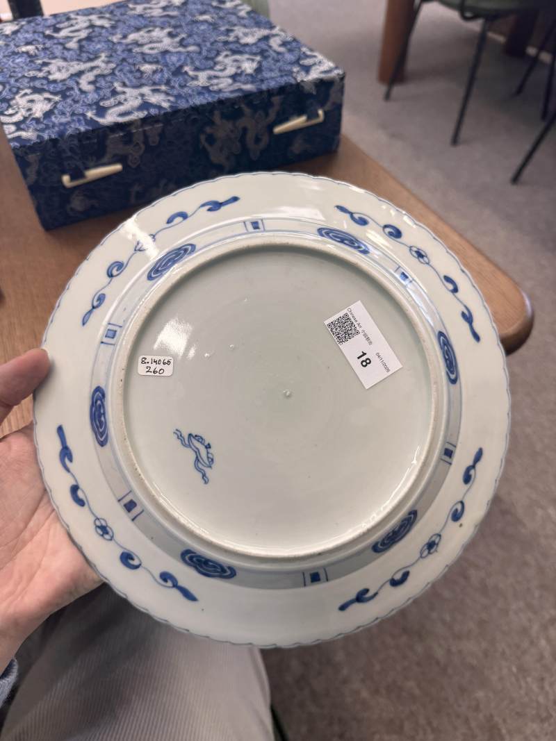 清康熙 青花嬰戲仕女圖盤 | Santos Collection | A Chinese blue and white 'figural' dish, Qing dynasty, Kangxi period - 图9