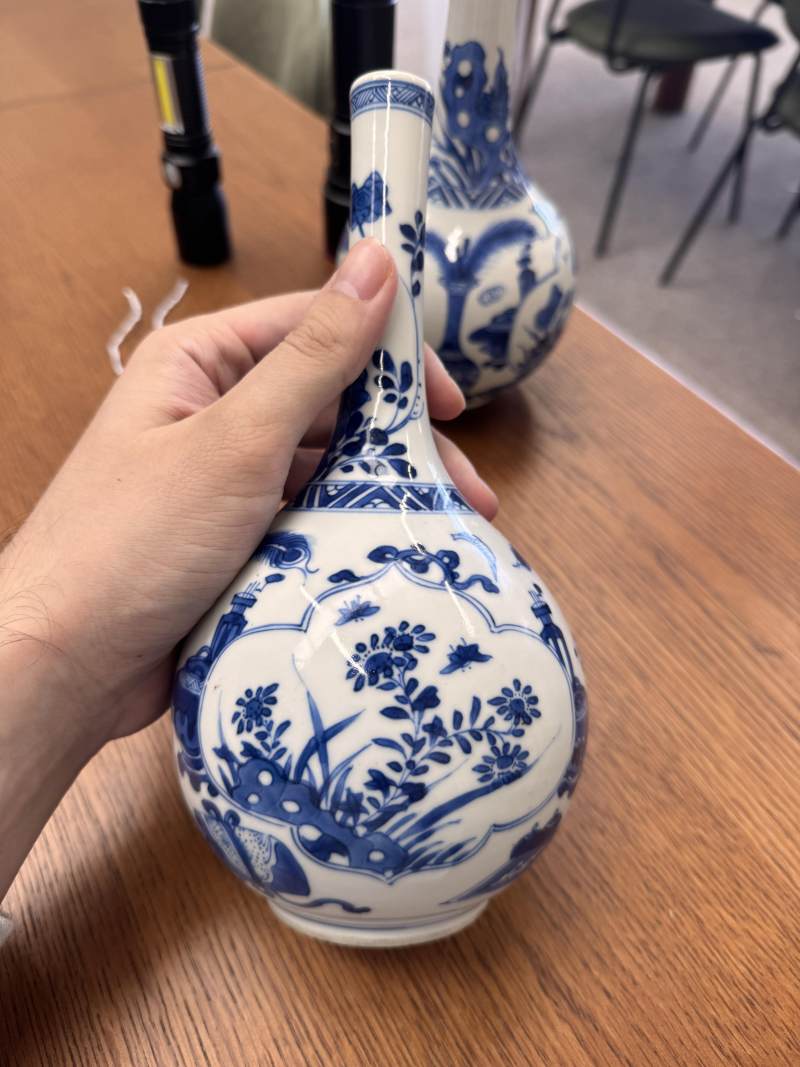 清康熙 青花花卉紋直頸瓶一對 | Santos Collection | A pair of Chinese blue and white bottle vases, Qing dynasty, Kangxi period - 图21