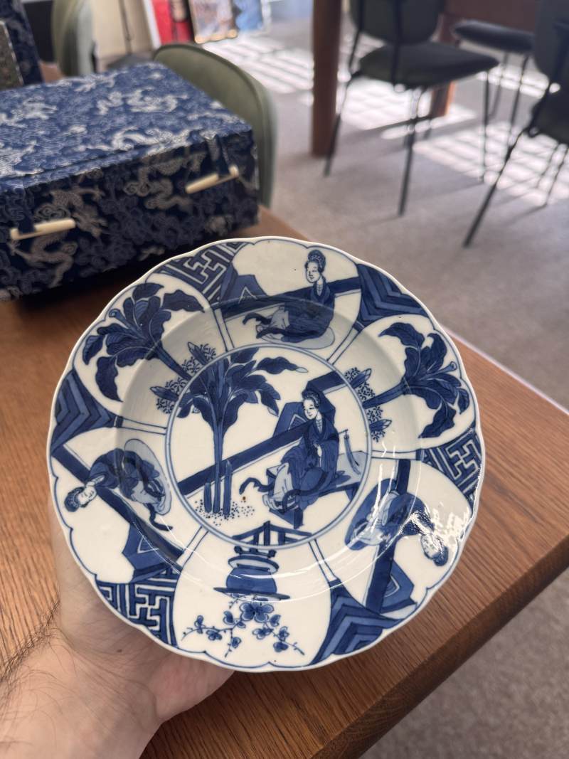 清康熙 青花長衣秀女圖盌一對 《大清康熙年製》款 | Santos Collection | A pair of Chinese blue and white 'Long Eliza' bowls, Qing dynasty, Kangxi mark and period - 图8