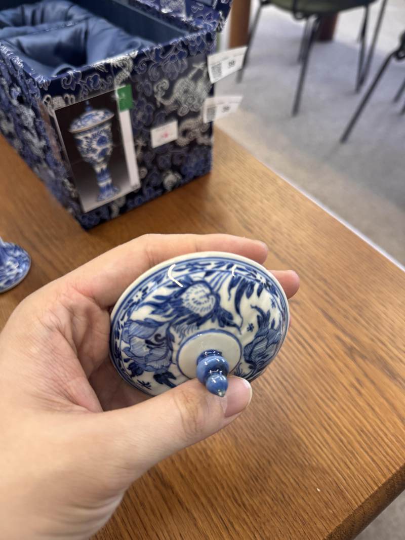 清康熙 青花花卉紋高足蓋盃 | Santos Collection | A Chinese blue and white goblet and cover, Qing dynasty, Kangxi period - 图14