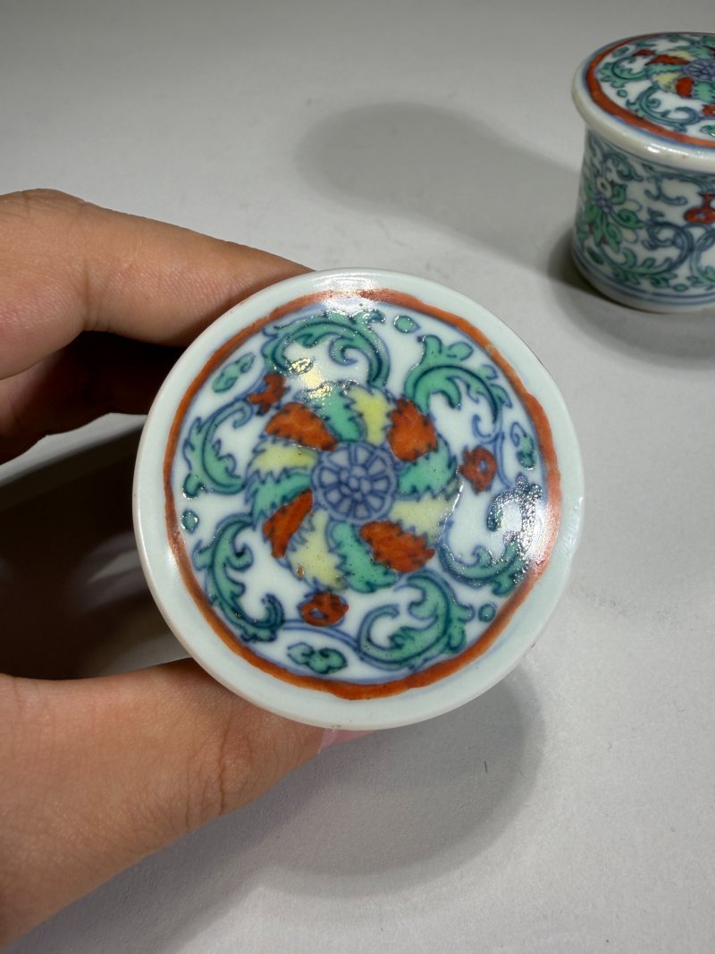 清雍正 斗彩缠枝花卉纹轴头一对 - 图7