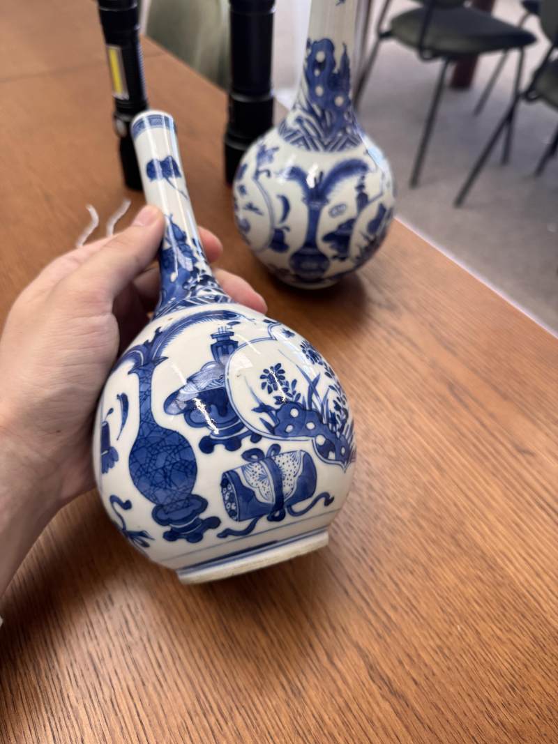清康熙 青花花卉紋直頸瓶一對 | Santos Collection | A pair of Chinese blue and white bottle vases, Qing dynasty, Kangxi period - 图11