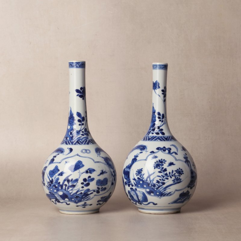 清康熙 青花花卉紋直頸瓶一對 | Santos Collection | A pair of Chinese blue and white bottle vases, Qing dynasty, Kangxi period - 图1