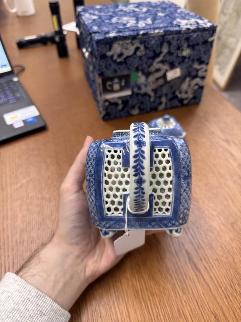 清乾隆 青花鏤空茶蓋壺 | Santos Collection | A Chinese export blue and white reticulated teapot and cover, Qing dynasty, Qianlong period - 图9