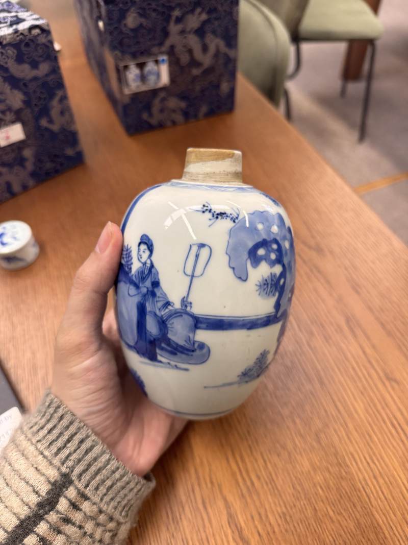 清康熙 青花仕女圖蓋罐一對 | Santos Collection | A pair of Chinese blue and white 'ladies' jars and covers, Qing dynasty, Kangxi period - 图35