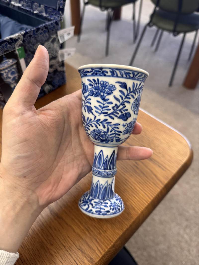 清康熙 青花花卉紋高足蓋盃 | Santos Collection | A Chinese blue and white goblet and cover, Qing dynasty, Kangxi period - 图4