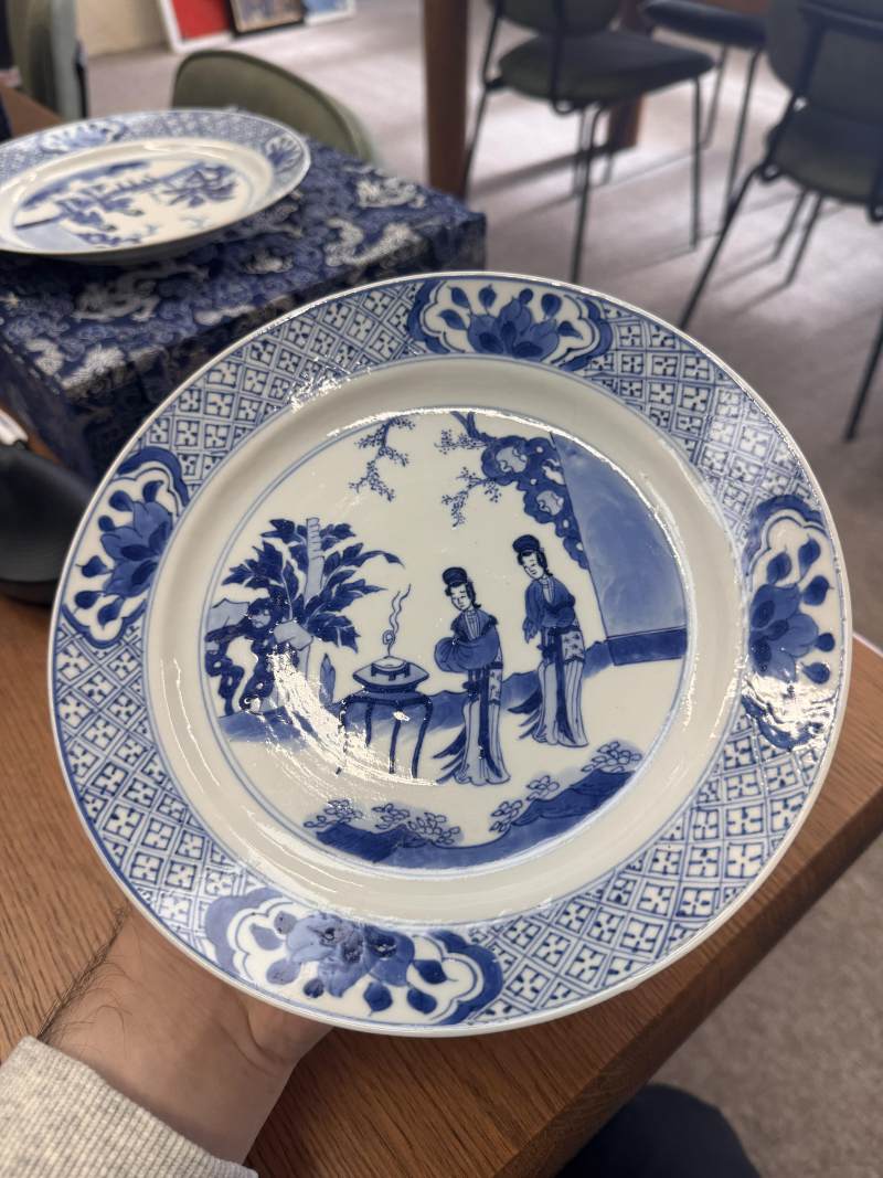 清康熙 青花仕女圖盤一對 《大清康熙年製》款 | Santos Collection | A pair of Chinese blue and white 'ladies' dishes, Qing dynasty, Kangxi mark and of the period - 图4