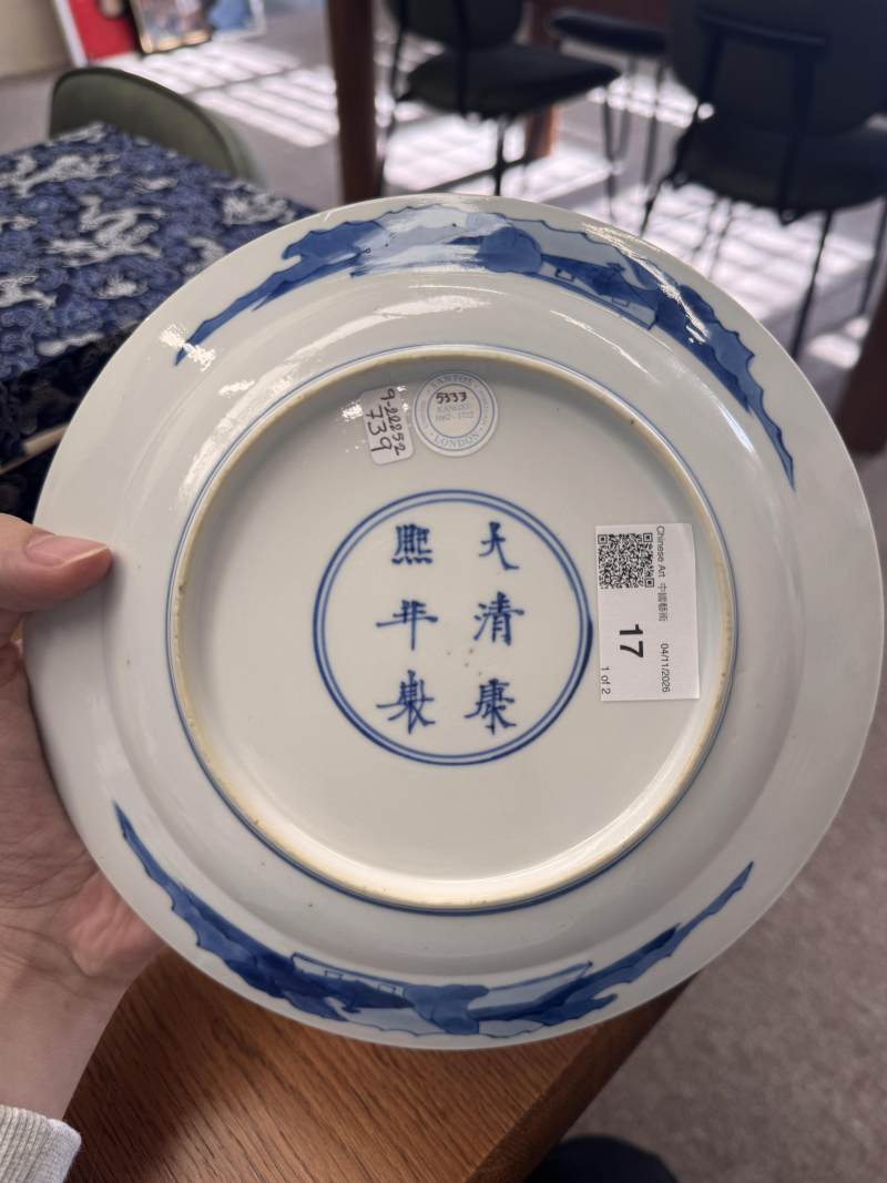 清康熙 青花仕女圖盤一對 《大清康熙年製》款 | Santos Collection | A pair of Chinese blue and white 'ladies' dishes, Qing dynasty, Kangxi mark and of the period - 图14