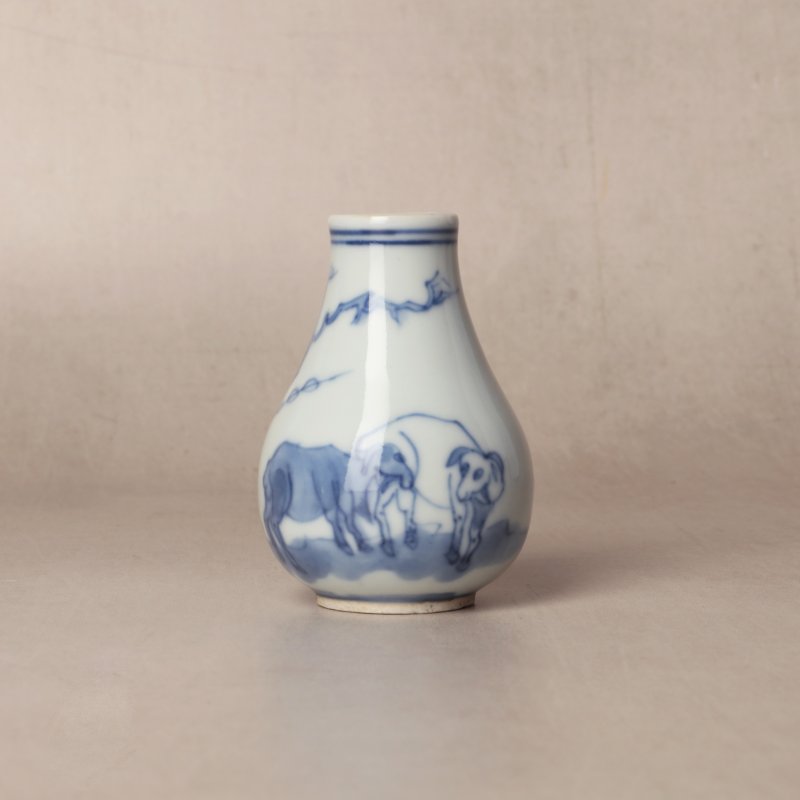 清康熙 青花牧童騎牛圖小瓶 | Santos Collection | A small Chinese blue and white 'shepherd and oxen' vase, Qing dynasty, Kangxi period - 图2