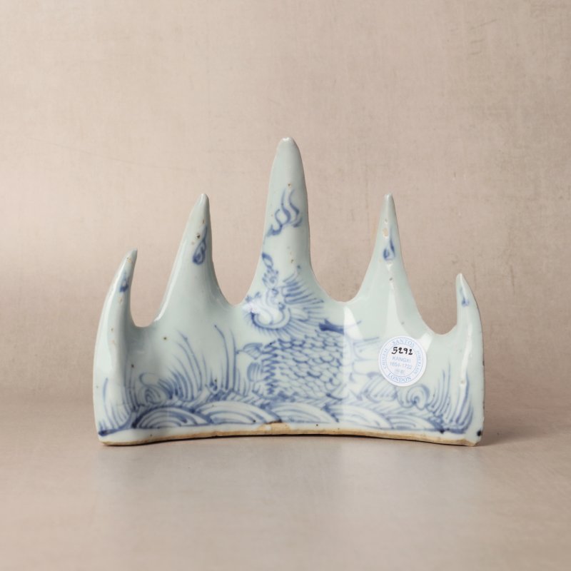 清康熙 青花花卉紋山形筆擱 | Santos Collection | A Chinese blue and white 'mountain' brush rest, Qing dynasty, Kangxi period - 图6