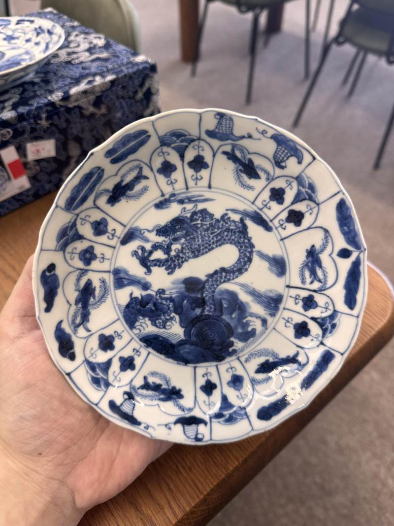 清康熙 青花躍龍紋盤一對 | Santos Collection | Two Chinese blue and white 'leaping dragon' dishes, Qing dynasty, Kangxi period - 图11