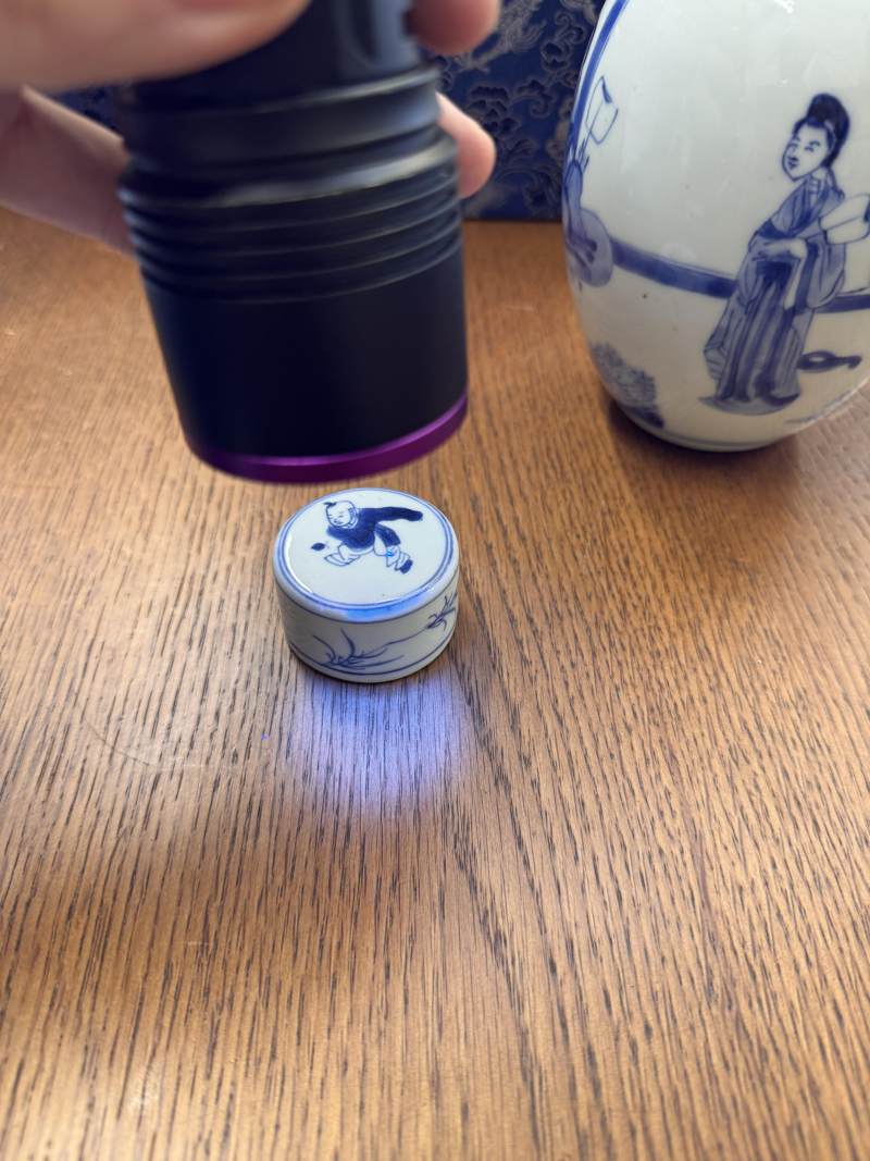 清康熙 青花仕女圖蓋罐一對 | Santos Collection | A pair of Chinese blue and white 'ladies' jars and covers, Qing dynasty, Kangxi period - 图15