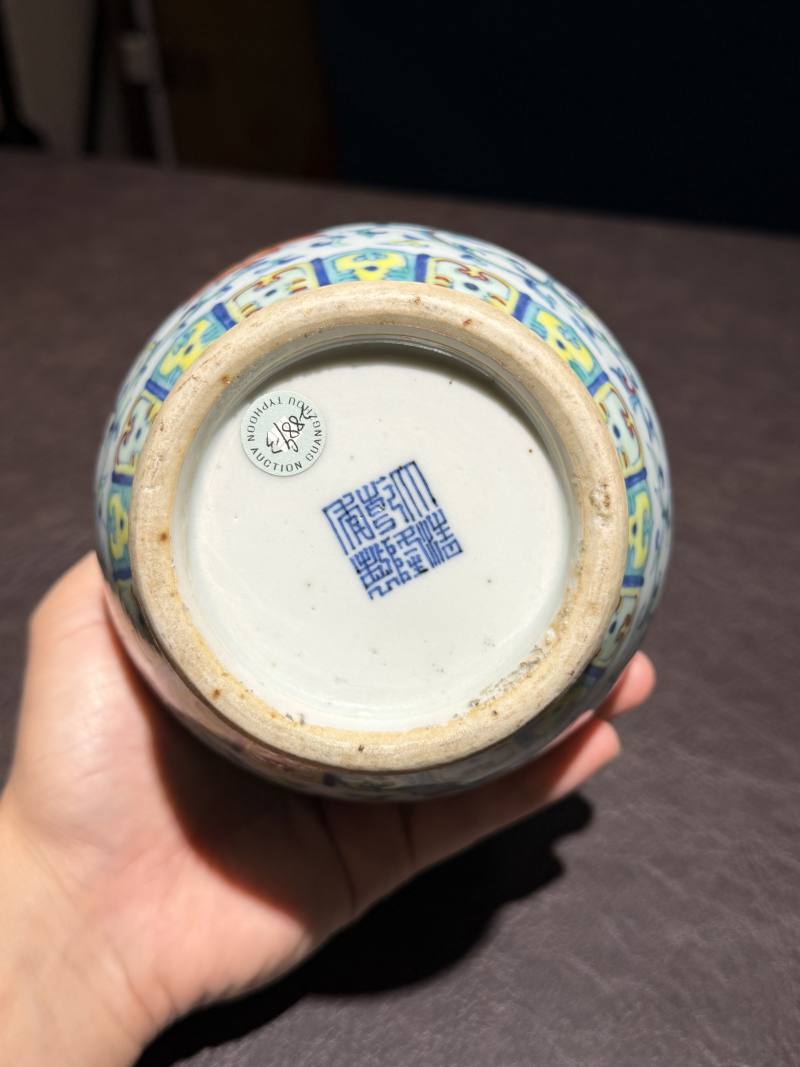 清乾隆 斗彩缠枝莲纹贯耳尊 - 图12