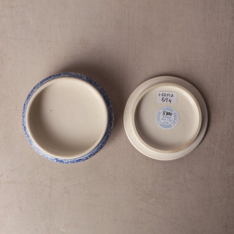 清康熙 漿胎青花樂釣圖蓋盒 | Santos Collection | A Chinese soft paste blue and white box and cover, Qing dynasty, Kangxi period - 图6