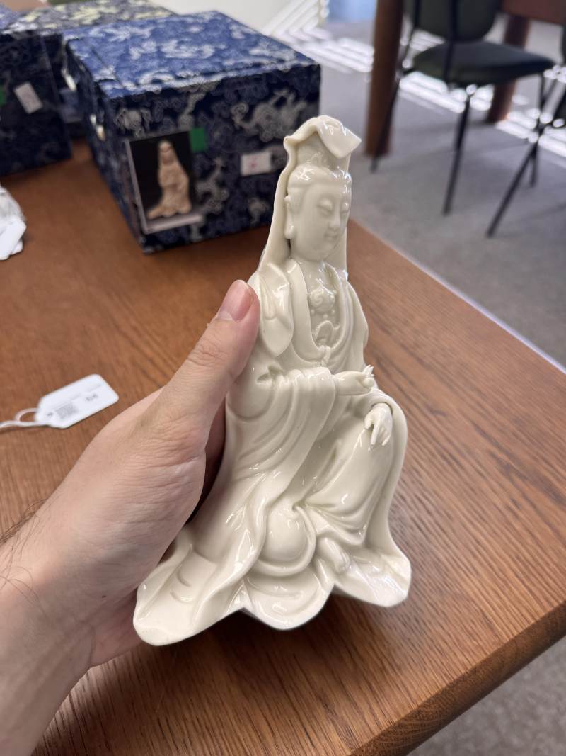 清十八世紀 德化白釉觀音坐像 | Santos Collection | A Chinese dehua figure of Guanyin, Qing dynasty, 18th century - 图11