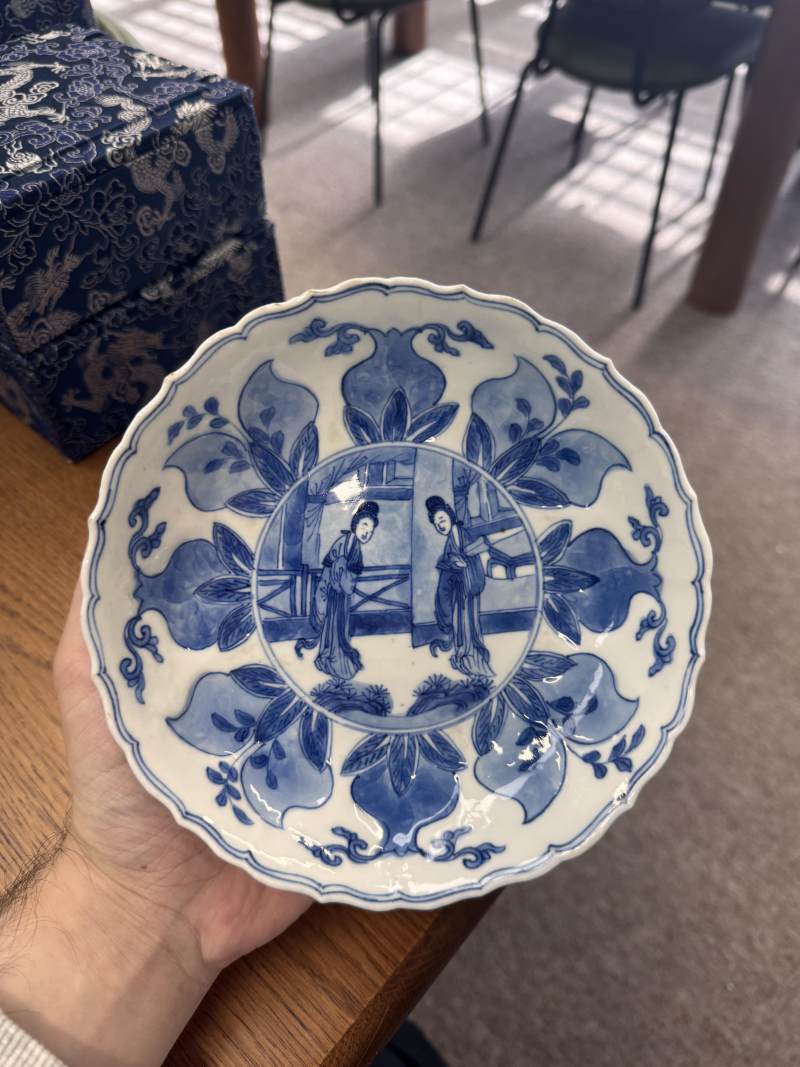 清康熙 青花模印仕女圖盤 《大明成化年製》款 | Santos Collection | A Chinese blue and white moulded 'ladies' dish, Qing dynasty, Kangxi period - 图7
