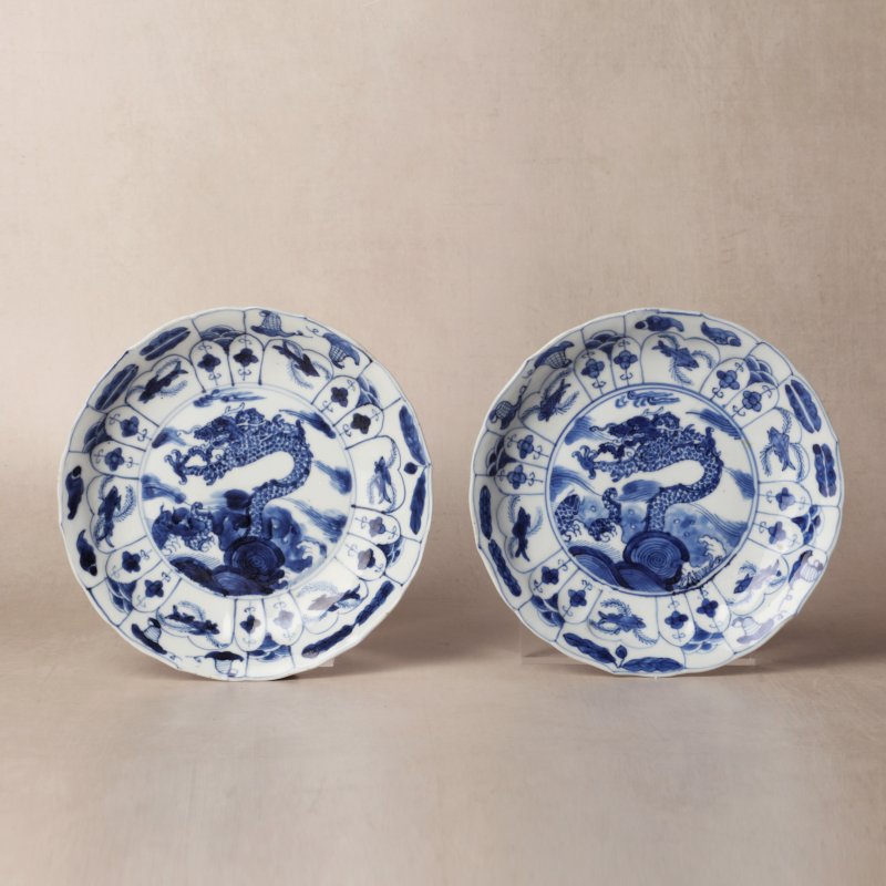 清康熙 青花躍龍紋盤一對 | Santos Collection | Two Chinese blue and white 'leaping dragon' dishes, Qing dynasty, Kangxi period - 图1