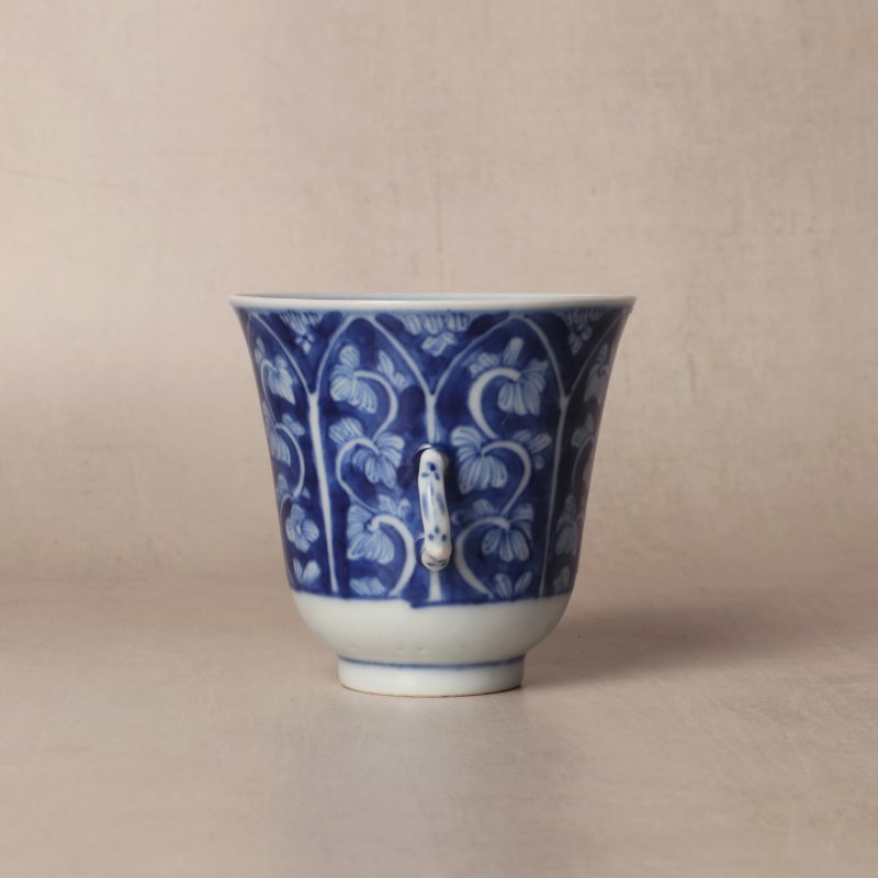 清康熙 青花花卉紋雙耳盃 | Santos Collection | A Chinese blue and white chocolate cup, Qing dynasty, Kangxi period - 图11