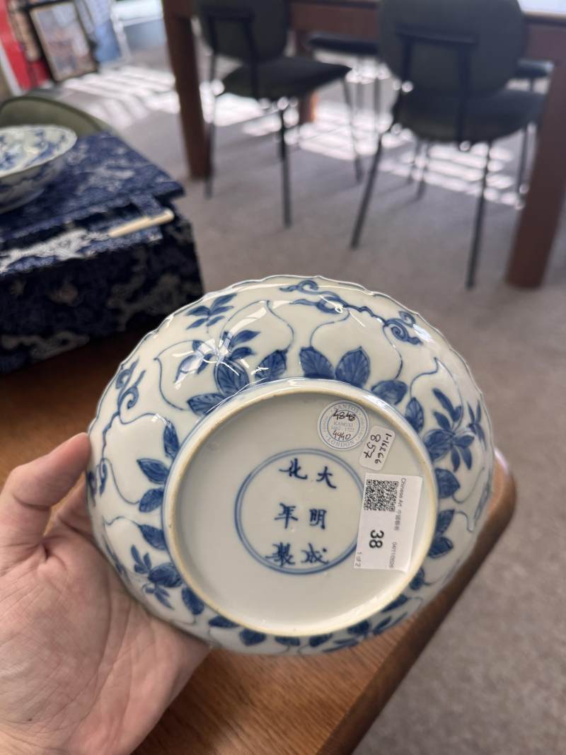 清康熙 青花模印仕女圖盤一對 《大明成化年製》款 | Santos Collection | A pair of Chinese blue and white moulded 'ladies' dishes, Qing dynasty, Kangxi period - 图13