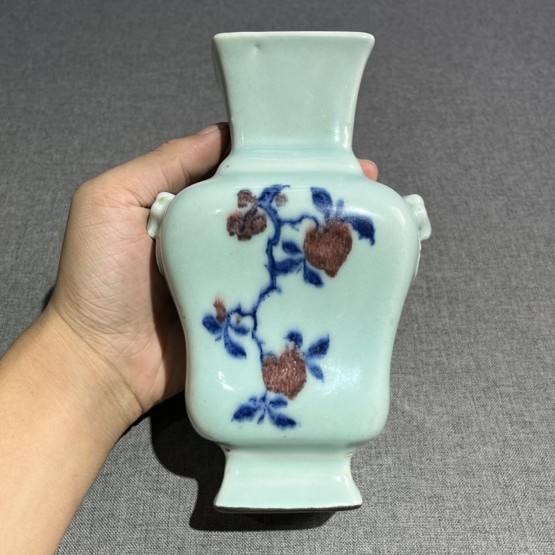 清乾隆粉青青花釉里红折枝花卉纹方瓶 - 图4