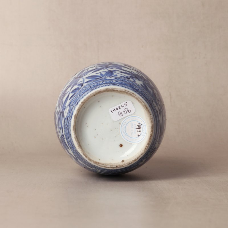清康熙 青花纏枝花卉紋瓶 | Santos Collection | A Chinese blue and white 'spirit' bottle, Qing dynasty, Kangxi period - 图5
