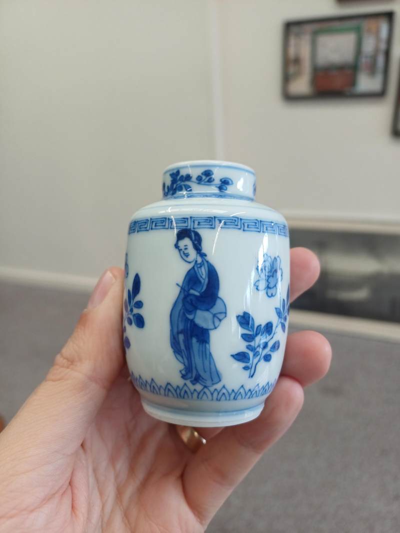 清康熙 青花仕女圖蓋罐 《玉》款 | Santos Collection | A fine Chinese blue and white 'ladies' jar and cover, Qing dynasty, Kangxi period - 图10