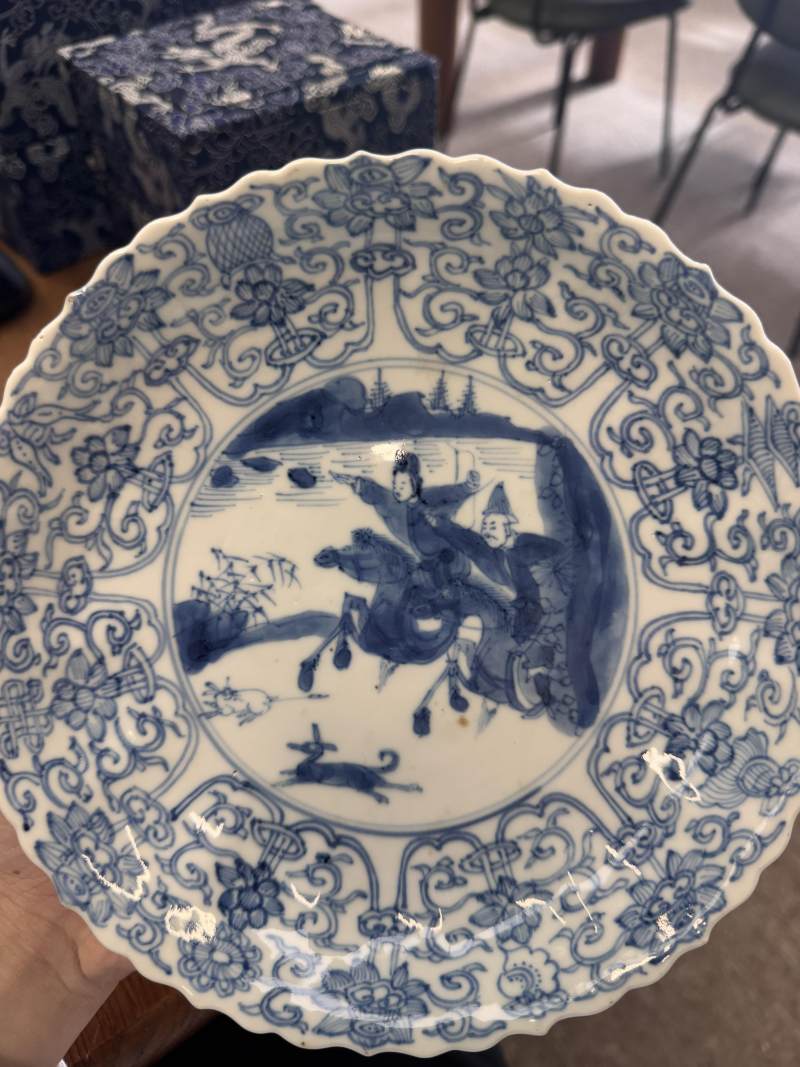 清康熙 青花狩獵圖盤 《大明成化年製》款 | Santos Collection | A Chinese blue and white 'hunting scene' dish, Qing dynasty, Kangxi period - 图4