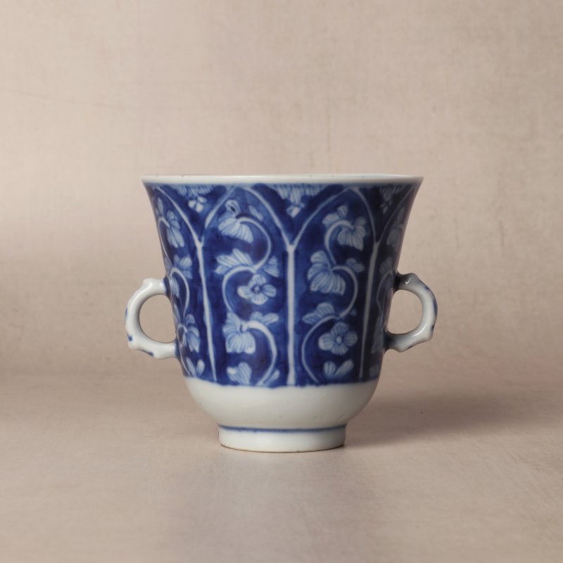 清康熙 青花花卉紋雙耳盃 | Santos Collection | A Chinese blue and white chocolate cup, Qing dynasty, Kangxi period - 图1