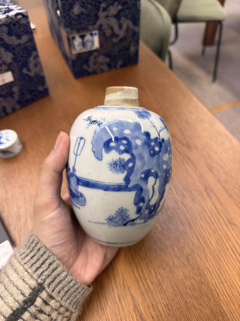 清康熙 青花仕女圖蓋罐一對 | Santos Collection | A pair of Chinese blue and white 'ladies' jars and covers, Qing dynasty, Kangxi period - 图36