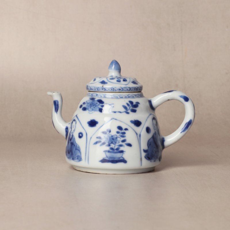 清康熙 青花花卉紋小茶蓋壺 《玉》款 | Santos Collection | A small Chinese blue and white 'blossoms' teapot and cover, Qing dynasty, Kangxi period - 图1