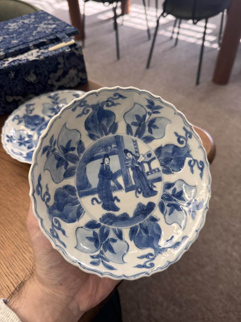 清康熙 青花模印仕女圖盤一對 《大明成化年製》款 | Santos Collection | A pair of Chinese blue and white moulded 'ladies' dishes, Qing dynasty, Kangxi period - 图3